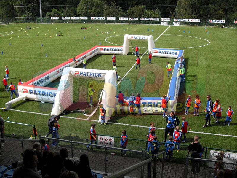 Aufblasbarer aufblasbarer Fußballplatz des aufblasbaren Fußballs des aufblasbaren Fußballs des im Fr