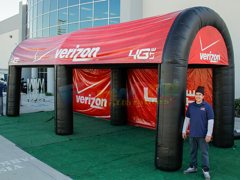 Festa comercial preta corrida através da tenda de abrigo inflável com cobertura de túnel de entrada