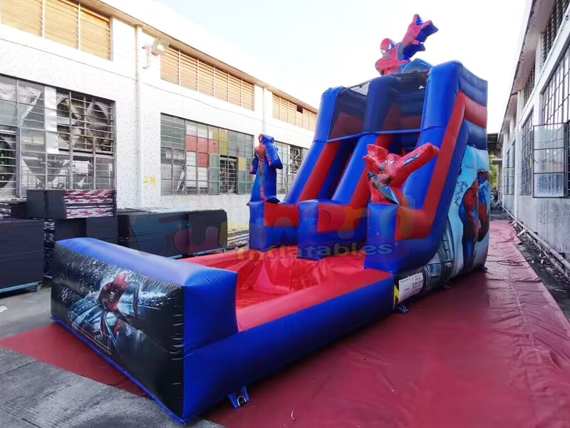 Los niños del patio trasero que despiden el tobogán acuático inflable inflable del hombre araña del