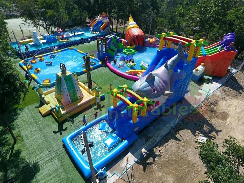 Açık Yaz yüzer aqua park ekipmanları Şişme su cazibe dev yüzen şişme su parkı