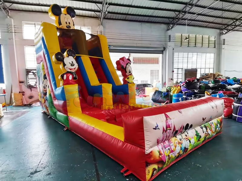Hüpfburg für Kinder im Hinterhof, kommerzielle Party, Hüpfburg, aufblasbare Mickey-Wasserrutsche
