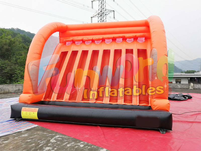 Des ballons de basket gonflables commerciaux gonflables relient 4 cerceaux de basket