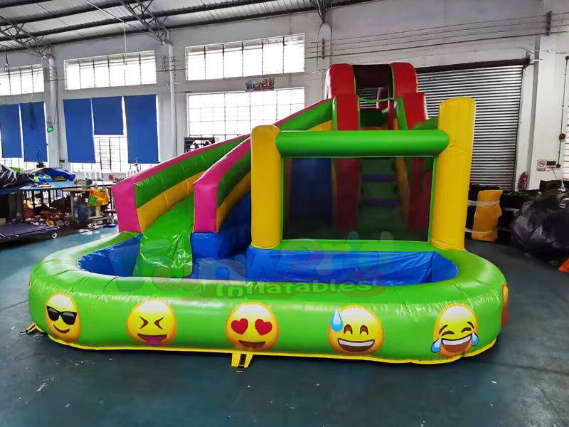 Glissière d'eau gonflable emoji, maison de rebond pour fête d'enfants dans la cour extérieure