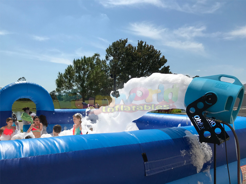 Piscina gonfiabile per feste di carnevale all'aperto, con macchina per schiuma