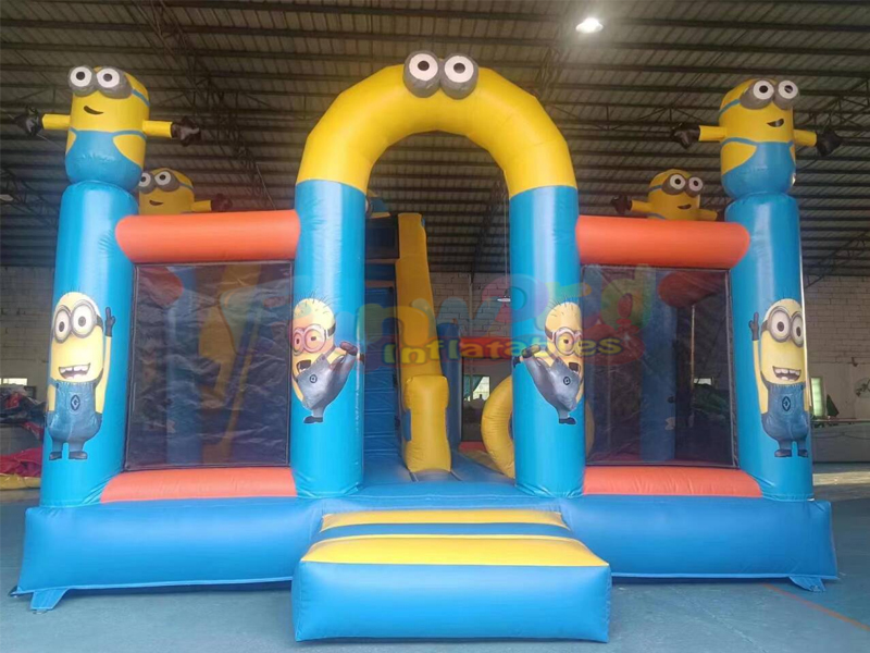 Parco combinato minion gonfiabile commerciale con scivolo gonfiabile per bambini per feste all'aper