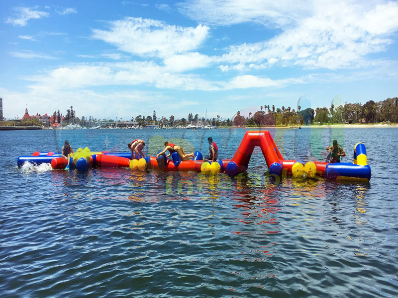 Divertido parque acuático flotante en venta parque acuático inflable para carreras de obstáculos jug