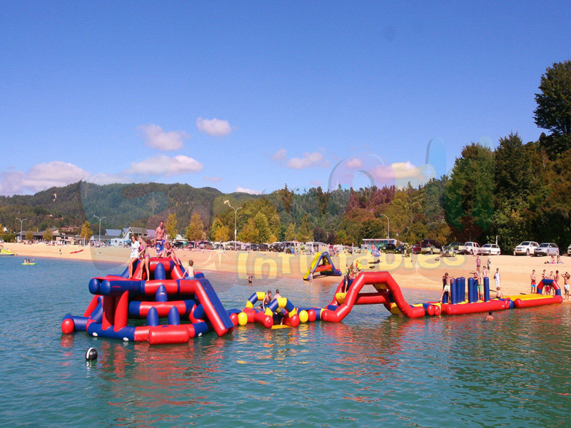 I giochi d'acqua gonfiabili giganti per la spiaggia gonfiabile adulta giocano gli scivoli bagnati d