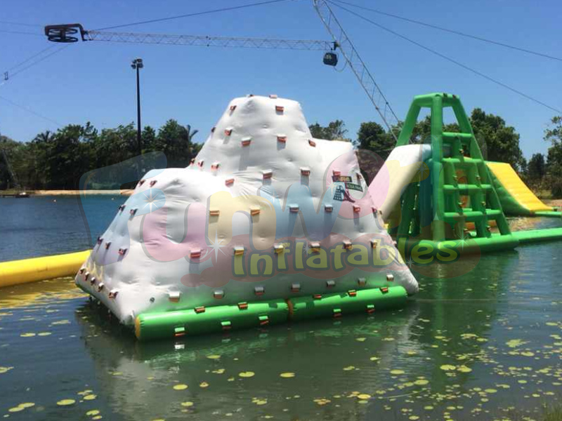 Equipo de juego en el lago natación de inflables iceberg escalada pared ventas de piscinas